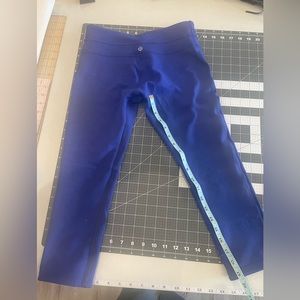 Lululemon reversible leggings Capri size 6 pilling on blue side not on black